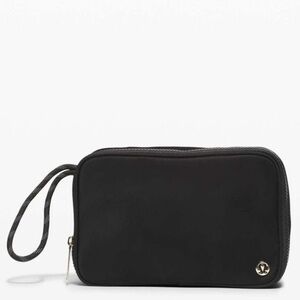 ❤️ Lululemon Small Things Count Kit 4L Black NWT